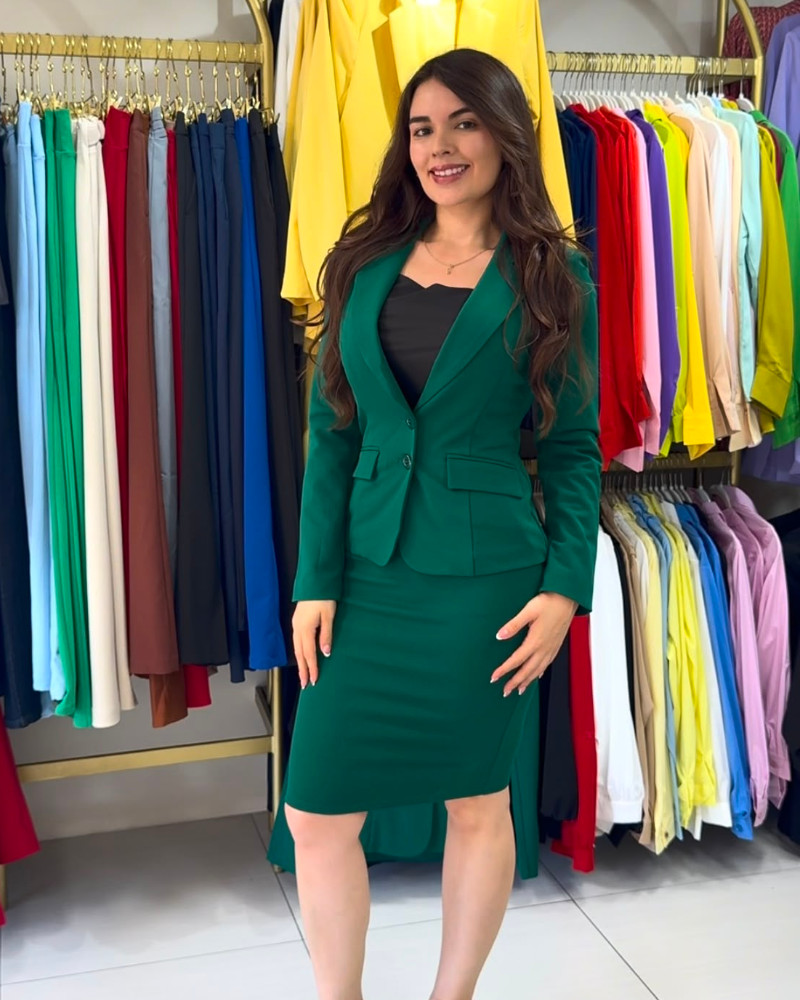 TRAJES