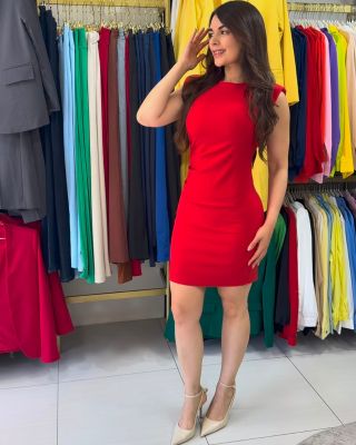 Vestido ajustado con detalle en cintura